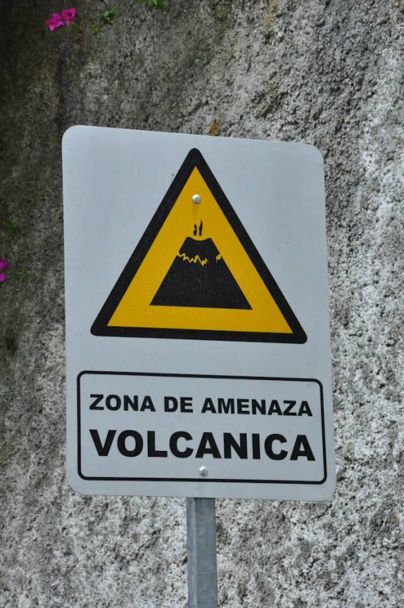 Placa comum em Baños, no Equador